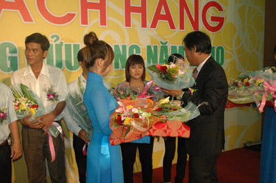 Tổng Giám đốc Lê Quốc Phong trao tặng kỷ niệm chương cho các đại lý đã 